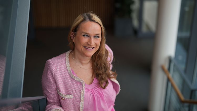 Bildet viser Ingvill Kvernmo i ei trapp