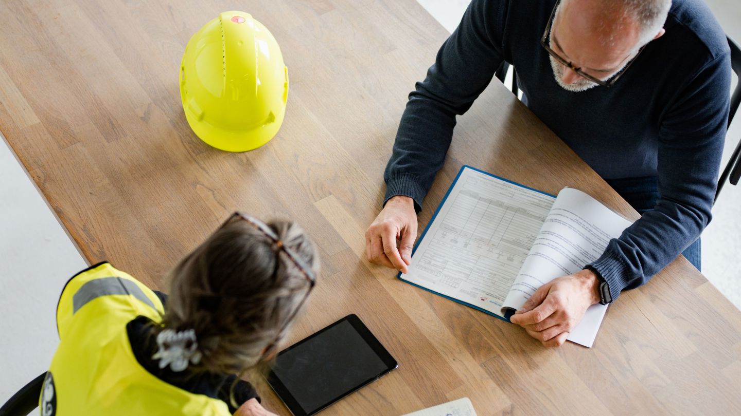 To personer i samtale ved at bord. 